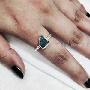 Bague pour femme en argent sterling 925 avec pierre brute naturelle d'apatite bleue torsadée, idéale pour Noël - Product Image 2