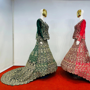 Top corto de terciopelo Lehenga Choli con bordado pesado Grand Trail y Jarkan Stone Mahamantra Royal Colors Wedding Edition - Product Image 1