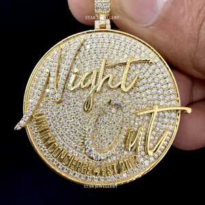 Pendentif logo lettre personnalisé unisexe en or 10K plaqué rhodium, serti de diamants de laboratoire, style hip-hop, taille brillant rond - Product Image 1