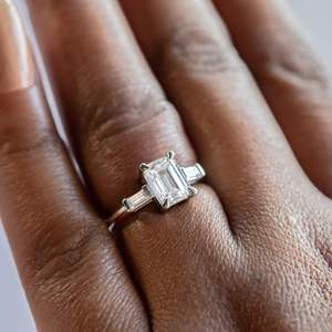 Anillo de compromiso de tres piedras con corte esmeralda para mujer - Product Image 3