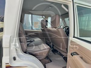 Toyota Land Cruiser Serie 70 2026 Bianco, Pickup 4.1-6L Benzina Manuale, 4 Posti, Sedili in Tessuto Scuro, Pneumatici R17, Guida a Sinistra - Product Image 6