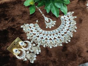 Ensemble de collier ras du cou de mariée en Kundan plaqué argent avec boucles d'oreilles Jhumka en perles d'émail blanc pour les bijoux de mariage pour femmes - Product Image 1