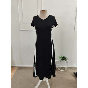 Robe midi à manches courtes et col en V pour femme avec détail rayé sur le côté, viscose à deux fils, 37559 - Noir - Product Image 5