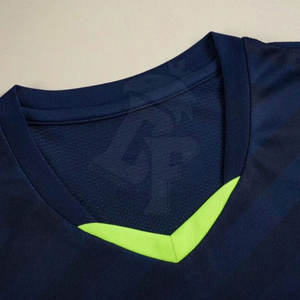 Uniforme de fútbol de sublimación transpirable perfecto para entrenamiento y día de juego con color y tamaño personalizados para la venta - Product Image 3