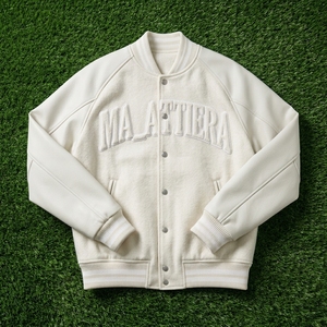 เสื้อแจ็คเก็ต Letterman สีขาวสำหรับผู้ชาย ตัวเสื้อผ้าฟลีซ แขนหนัง ทรงบอมเบอร์ ปักลายตามสั่ง รับผลิตแบบ OEM ODM - Product Image 3