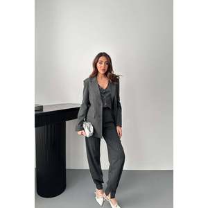 Ensemble de costume trois pièces rayé anthracite pour femmes en vente en gros - Product Image 4