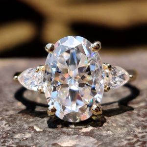 Anillos de diamantes de tres piedras de corte ovalado central para mujer hechos en plata de ley 925 - Product Image 5