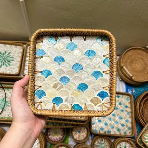 Plateau en rotin de couleur naturelle avec surface en coquillage de perle et nacre pour la décoration de la maison et le service fonctionnel - Product Image 1