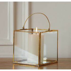 Lanterne à bougie moderne en verre carré et laiton finition or avec poignée, porte-bougie votif fait à la main pour la décoration de la maison et les événements, en vente - Product Image 1