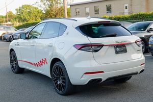 2022 d'utilisation Mas-e-ra-ti Lev-ante GT AWD - Product Image 5