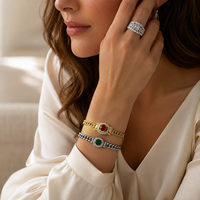 Ensemble de bijoux en pierres précieuses colorées, collection de bracelets et de bagues étincelantes, accessoire de mode élégant, cadeau