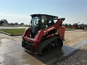 Minicargadora de orugas diésel T75VS roja compacta con excavadora - Product Image 1