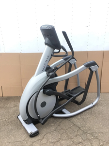 Elliptique Matrix E-3X avec suspension, 8 programmes d'entraînement, EFFICACE - Product Image 2