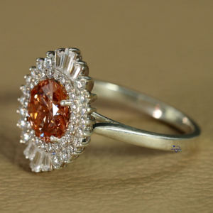 Lujoso anillo de bodas de oro blanco de 14 KT para mujer con moissanita mejorada redonda brillante y diamantes de corte baguette VVS claridad - Product Image 3