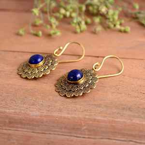 Pendientes de Aro de Latón Hechos a Mano con Piedra Preciosa Natural de Lapislázuli Redonda - Regalo de Boda y Cumpleaños para Mujer - Product Image 3