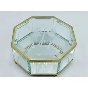 Boîte à bijoux en verre et métal doré avec gravure au laser pour un rangement et une présentation élégants - Product Image 1