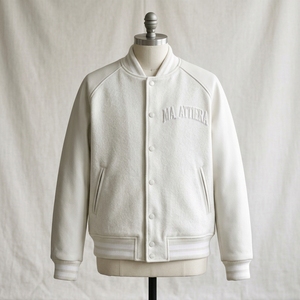 เสื้อแจ็คเก็ต Letterman สีขาวสำหรับผู้ชาย ตัวเสื้อผ้าฟลีซ แขนหนัง ทรงบอมเบอร์ ปักลายตามสั่ง รับผลิตแบบ OEM ODM - Product Image 1