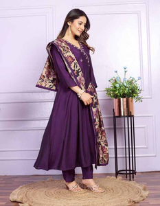 Ensemble Kurti en velours ethnique de qualité supérieure Vêtements indiens et pakistanais de créateur avec haute broderie pour mariages et fêtes - Product Image 2