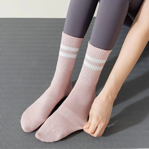 Chaussettes antidérapantes pour femmes avec poignées Chaussettes collantes d'exercice en coton antidérapantes - Product Image 4
