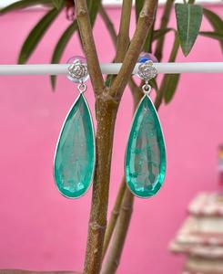 Boucles d'oreilles fines en argent sterling 925 avec clou rose en cristal émeraude et motif goutte de larme - Product Image 5