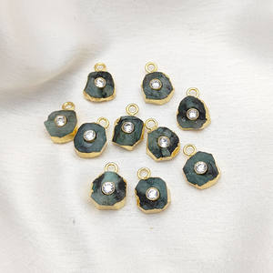 Piedra natal, venta al por mayor, abalorios de piedras preciosas de Esmeralda galvanizadas de oro crudo con cristales CZ, colgante de borde Natural para joyería DIY - Product Image 2