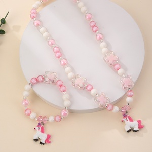 Set di Collana e Braccialetto Colorato con Perline per Bambine, Ciondolo Unicorno Arcobaleno, Gioielli Rosa per Ragazze, Accessori per Feste e Travestimenti - Product Image 3