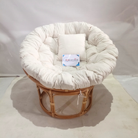 Chaise Papasan bohème ultra-pelucheuse fabriquée à la main avec cadre en rotin naturel et coussin rond pour le salon ou l'appartement.