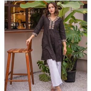 Top Corto de Moda para Mujer, de Algodón, Versátil, Holgado, Suave, Transpirable, para Uso Diario, Estilo Moderno, Cómodo y Casual, Prenda de Tendencia - Product Image 1