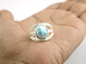 Anillo Unisex Elegante con Bisel Hecho a Mano en Plata de Ley 925 con Piedra Preciosa Ovalada de Larimar Natural - Product Image 6