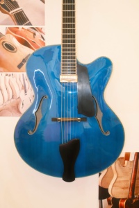 Guitare électrique artisanale Yunzhi <span class=keywords><strong>Jazz</strong></span> Hollow Body, finition nitro bleu brillant, corps en épicéa massif et érable flammé, manche en ébène, fabriquée par un lutier - Product Image 3