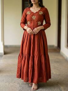 Robe Anarkali en mousseline de soie brodée rouge pour femmes, robe de bureau élégante, bouton en cristal, longueur genou, style A, robe ethnique festive décontractée - Product Image 2