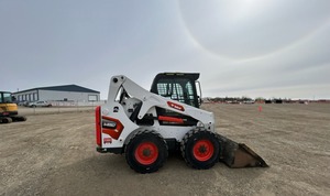 รถตักล้อยาง Bobcatts 5650 รถตักขนาดเล็กแบบ Skid Steer พร้อมถังสีขาว สำหรับงานก่อสร้าง - Product Image 1