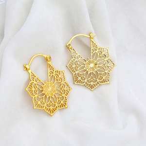 Boucles d'oreilles créoles florales en laiton filigrané Mandala, plaquées or 18 carats, vente en gros pour femmes - Product Image 4