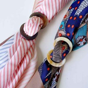 Anneau pour écharpe en corne de buffle avec polissage lisse, ajoutant une élégance douce et une tenue sécurisée à toute écharpe, de haute qualité - Product Image 4