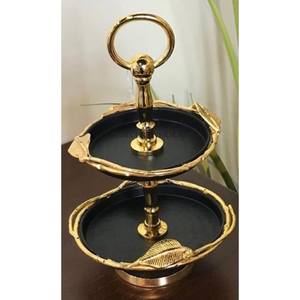 แผ่นโลหะเคลือบผงสีดำพร้อมขาตั้งชุบทองและขอบดีไซน์เนอร์สำหรับแท่นวางเค้ก - Product Image 1