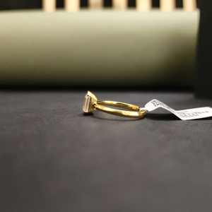 Anillo de banda amarilla con moissanita de corte esmeralda en oro de 14K chapado con engaste pavé, certificado IGI, moderno para compromiso - Product Image 3