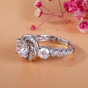 แหวนหมั้นเพชรโมอิสซาไนต์ทรงกลม Jeulia Floral Halo ตัวเรือนเงินแท้ชุบโรเดียม - Product Image 5