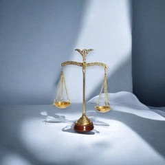 Balance de la Justice Antique en Métal Style Vintage avec Base en Bois pour Rangement Cosmétique et Bijoux - Product Image 3