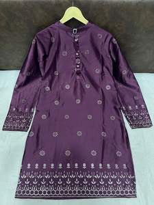 Ensemble de pyjama Kurta ethnique pour hommes en soie Malai avec broderie lourde et travail de séquence idéal pour un événement festif de mariage - Product Image 4