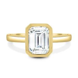 Anillo de Compromiso con Diamante de Laboratorio Esmeralda Certificado por IGI de 2.00ct, Engaste en Bisel, Estilo Catedral, en Opciones de Oro - Product Image 6