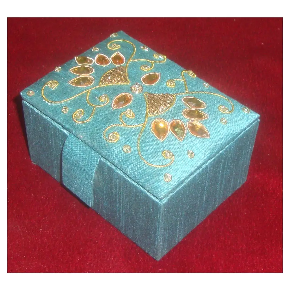 Belle boîte à bijoux de luxe avec broderie Zari et perles brillantes pour dames, pour mettre de l'or et un cadeau