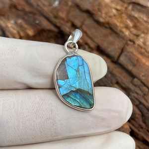 Colgante de labradorita en bruto, plata de ley 925, hecho a mano, joyería de moda única, regalo para mujeres y hombres - Product Image 6