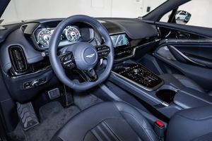 dbx 707 SUV AWD 2025, faible kilométrage, moteur silencieux, transmission automatique, éclairage LED panoramique, prêt à être expédié - Product Image 4