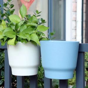 <span class=keywords><strong>Pots</strong></span> suspendus pour balustrade, <span class=keywords><strong>pots</strong></span> à <span class=keywords><strong>fleurs</strong></span> <span class=keywords><strong>en</strong></span> plastique pour balcon |   Pot de plante suspendu d'extérieur <span class=keywords><strong>en</strong></span> petites et grandes tailles - Product Image 1