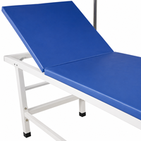 Table d'examen médicale réglable bleue rembourrée avec poteau porte-perfusion pour salle d'examen hospitalière et ambulatoire