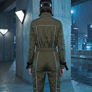 Ensemble de survêtement utilitaire court et ajusté pour femme, vert olive, style streetwear techwear, avec logo personnalisé, passepoil réfléchissant et sangle à boucle - Product Image 2