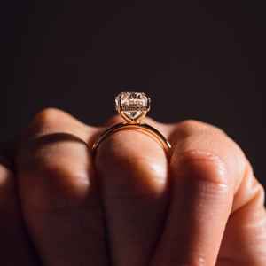 Anillo Solitario Ovalado Elegante SPARKS VISTA con Moissanita, Halo Oculto, Oro de 10K/14K/18K, Gema Cultivada en Laboratorio con Certificación GIA, Moderno - Product Image 4