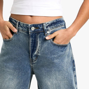 Jean en denim personnalisé pour femme, taille mi-haute, coupe large et droite, avec un léger effet drapé, longueur au sol, bouton, fermeture éclair et étiquette décorative - Product Image 6