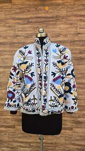 Chaqueta Bordada Suzani Artesanal en Algodón con Bordado Tradicional para Moda Étnica y Ropa Bohemia - Product Image 3