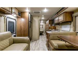 Autocaravana de lujo usada Gulf Stream Conquest 6310 gris para viajes familiares, con emisiones Euro 5, capacidad para 4-6 personas, un dormitorio. - Product Image 5